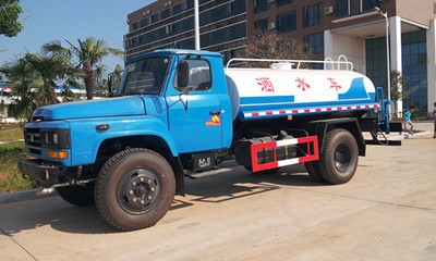 國產(chǎn)灑水車選購指南 聚焦尖頭灑水車、東風(fēng)單橋灑水車與廠家報價